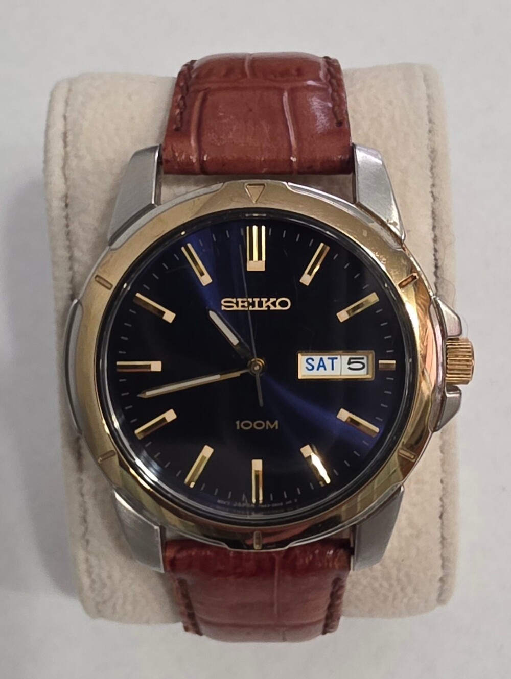 ​Seiko Men’s Quartz Watch Blue Dial Two Tone Gold Bezel Day Date 100M NEW BATTER